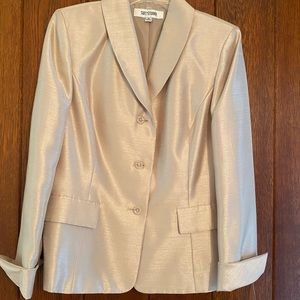 New 2-piece Suit Studio ladies suit. Size 6. Champagne color. W/tags. Gorgeous!